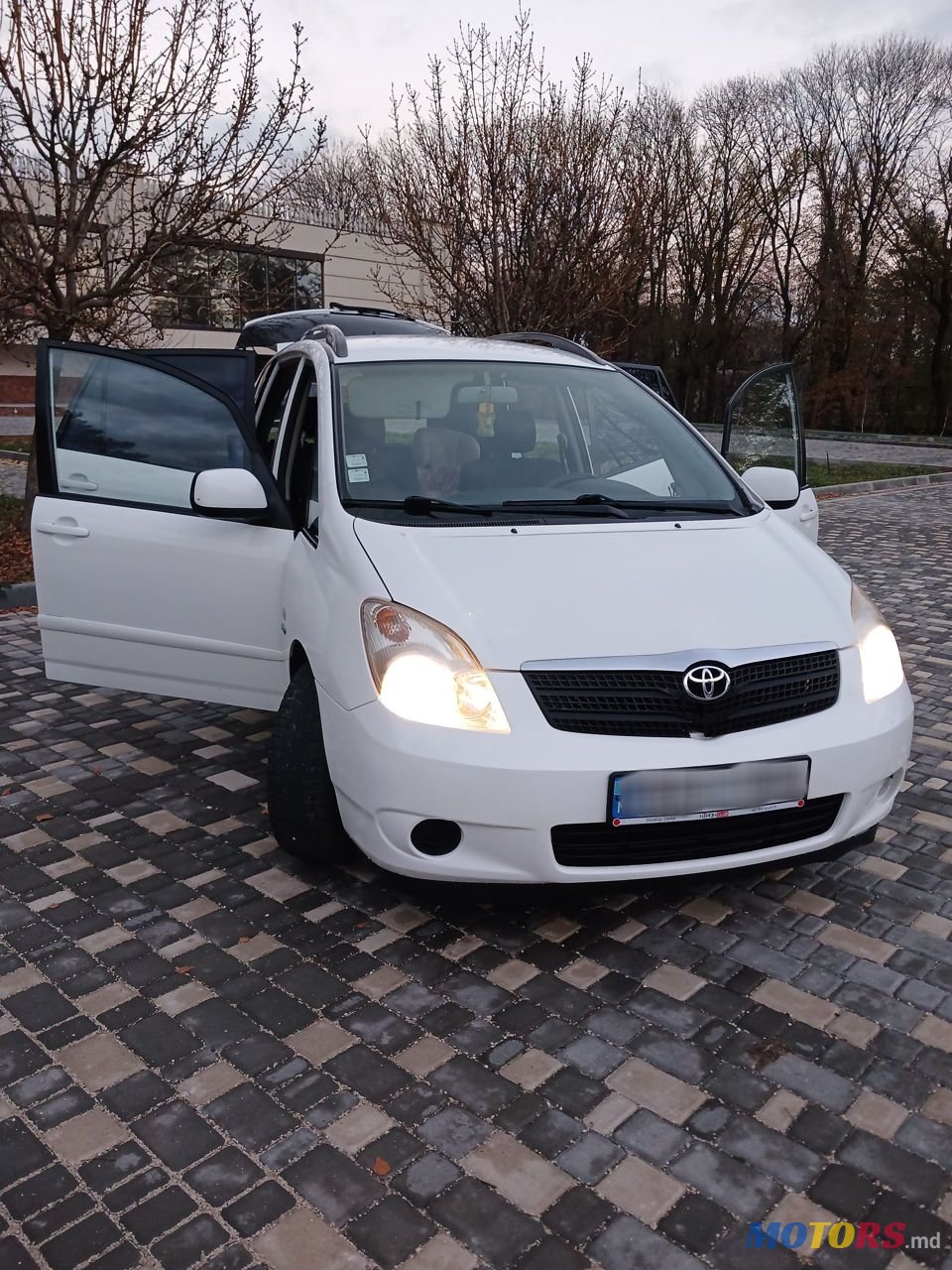 2003' Toyota Corolla Verso photo #2