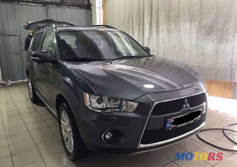 2011' Mitsubishi Outlander photo #1