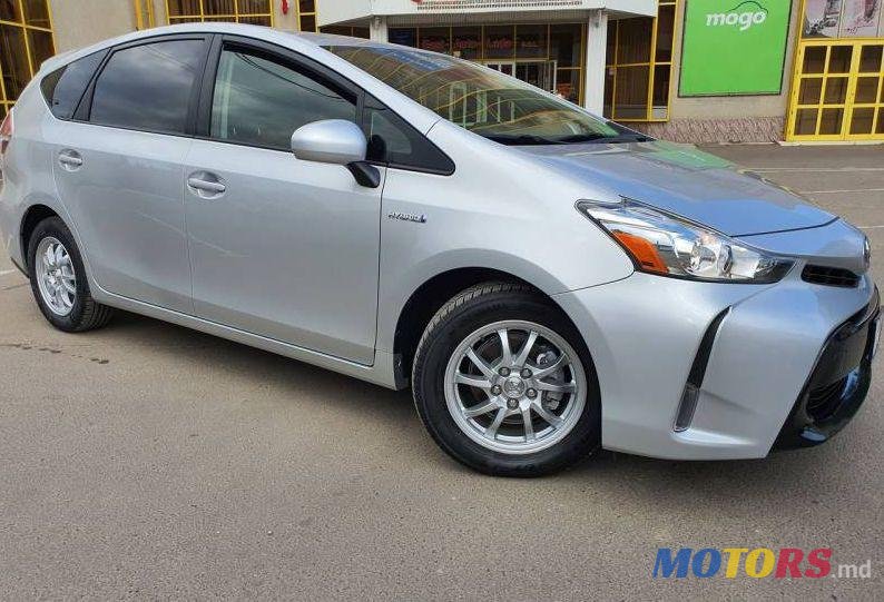 2016' Toyota Prius v photo #1