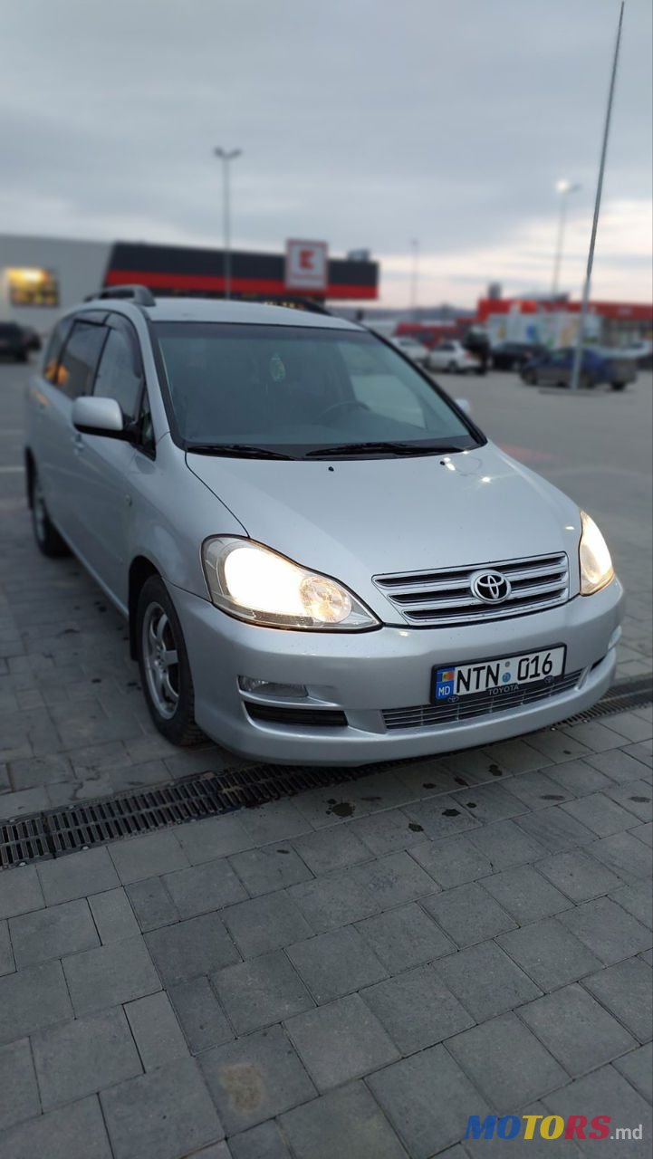 2004' Toyota Avensis Verso photo #2