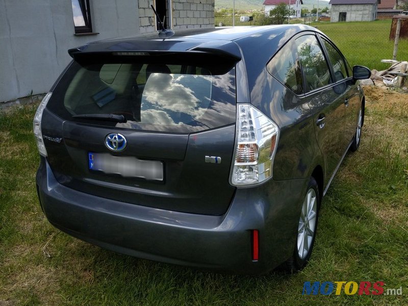 2013' Toyota Prius v photo #4