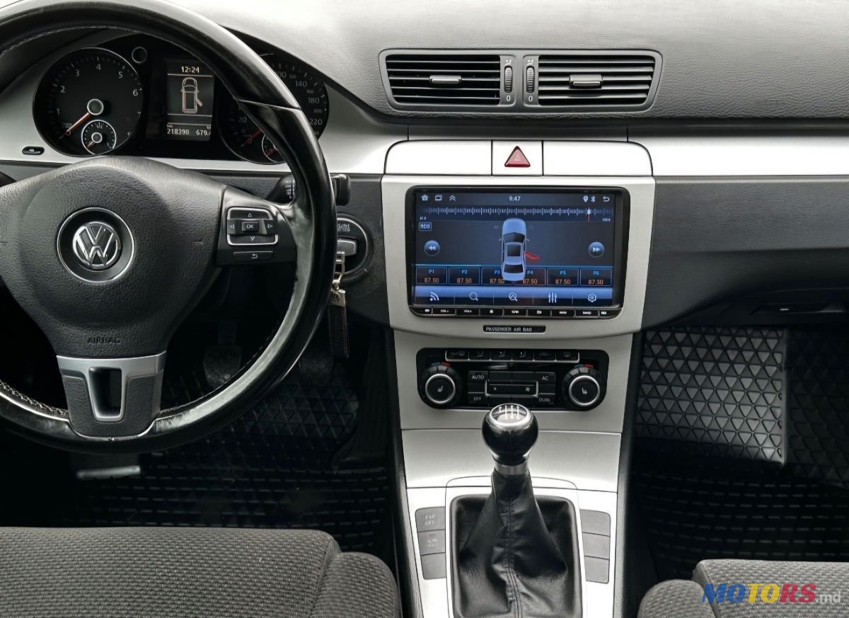 2010' Volkswagen Passat photo #4