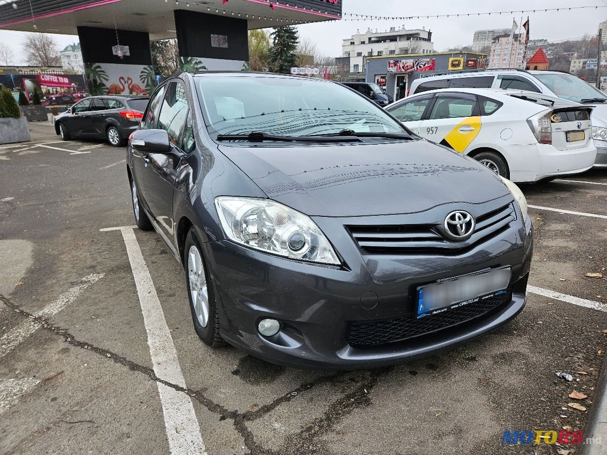 2011' Toyota Auris photo #1