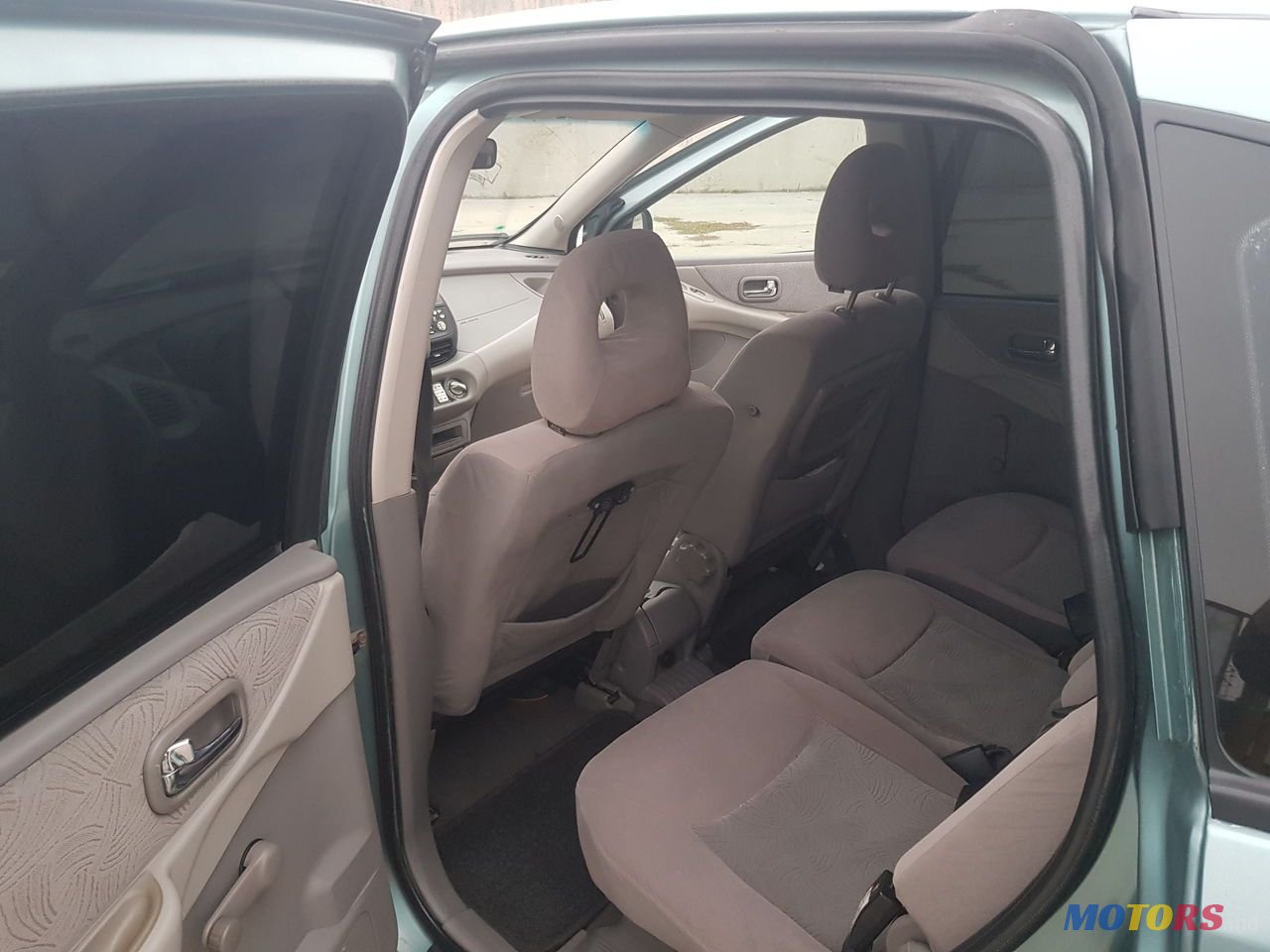 2001' Nissan Almera Tino photo #3