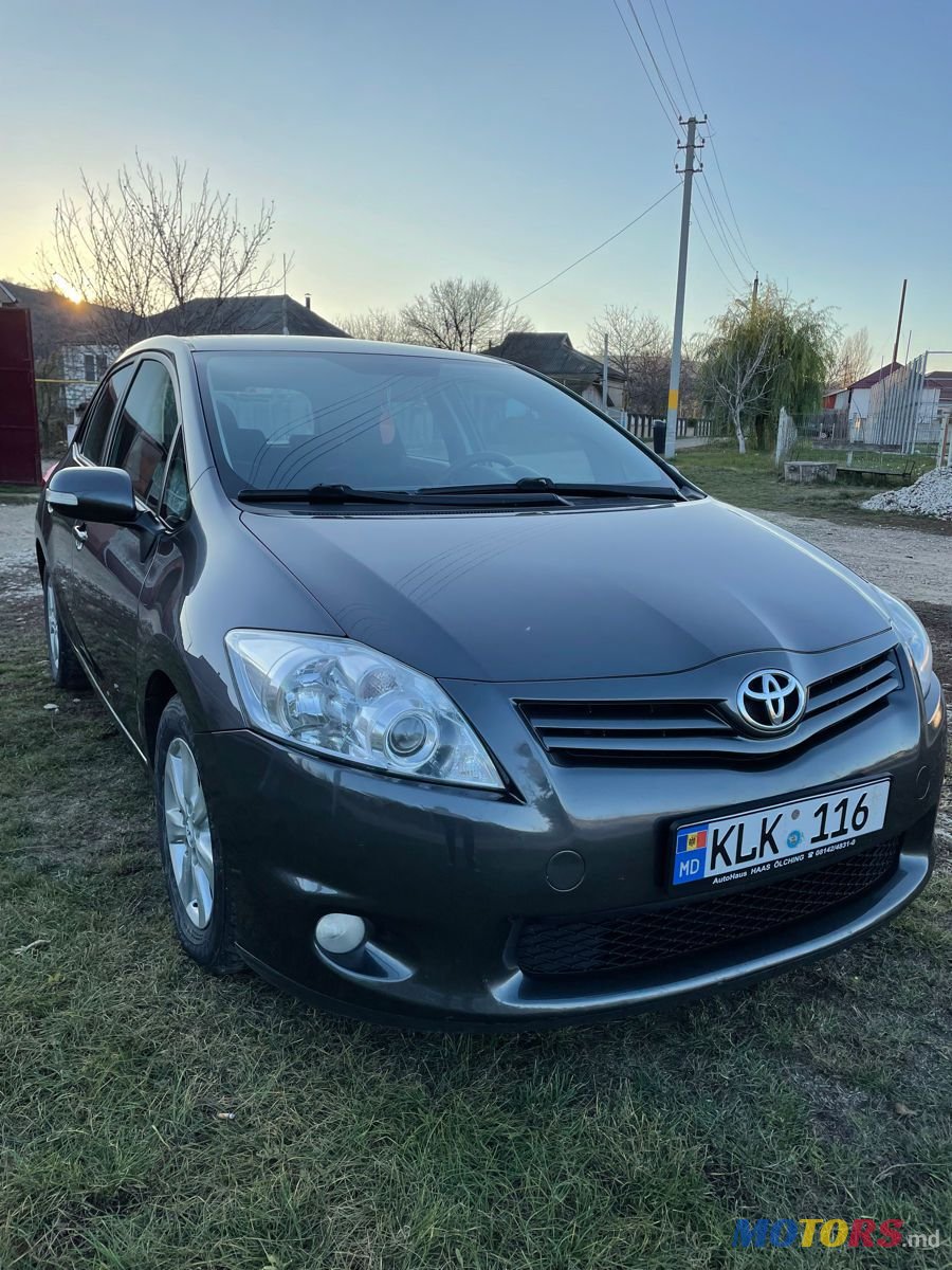 2011' Toyota Auris photo #1