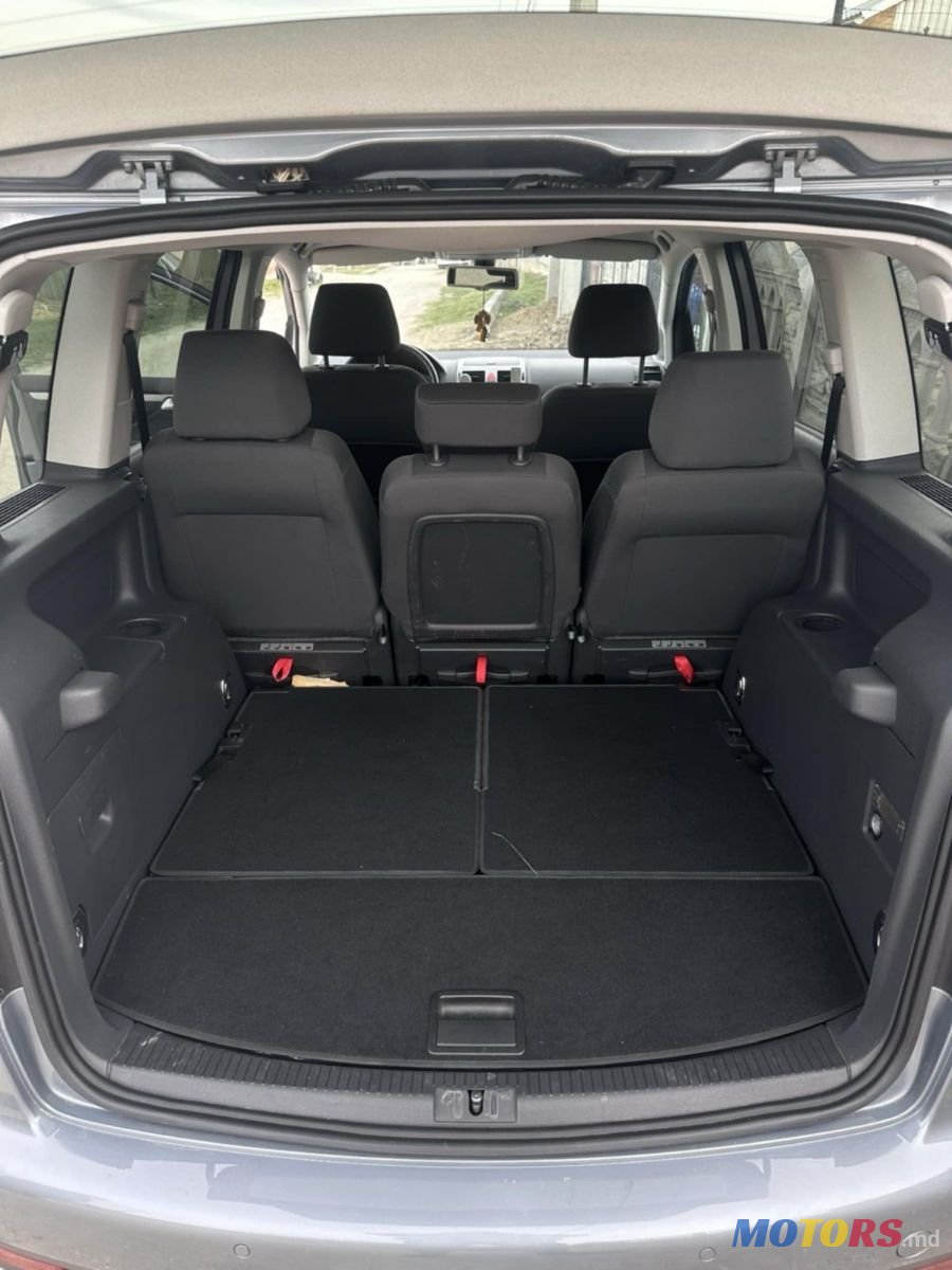 2010' Volkswagen Touran photo #3