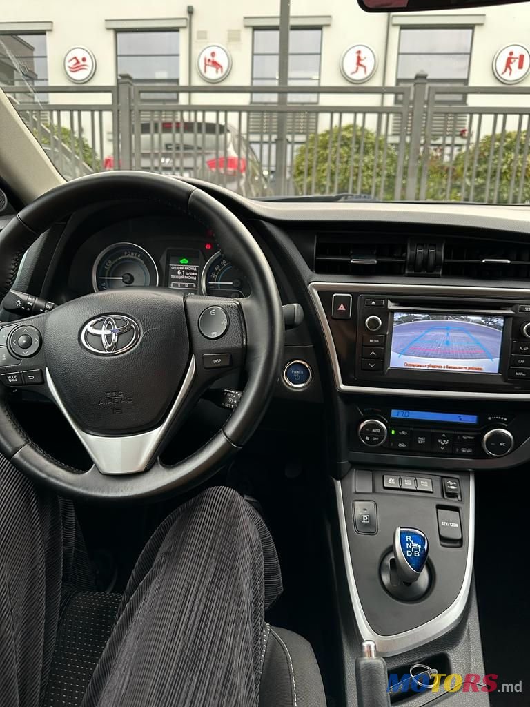 2012' Toyota Auris photo #2