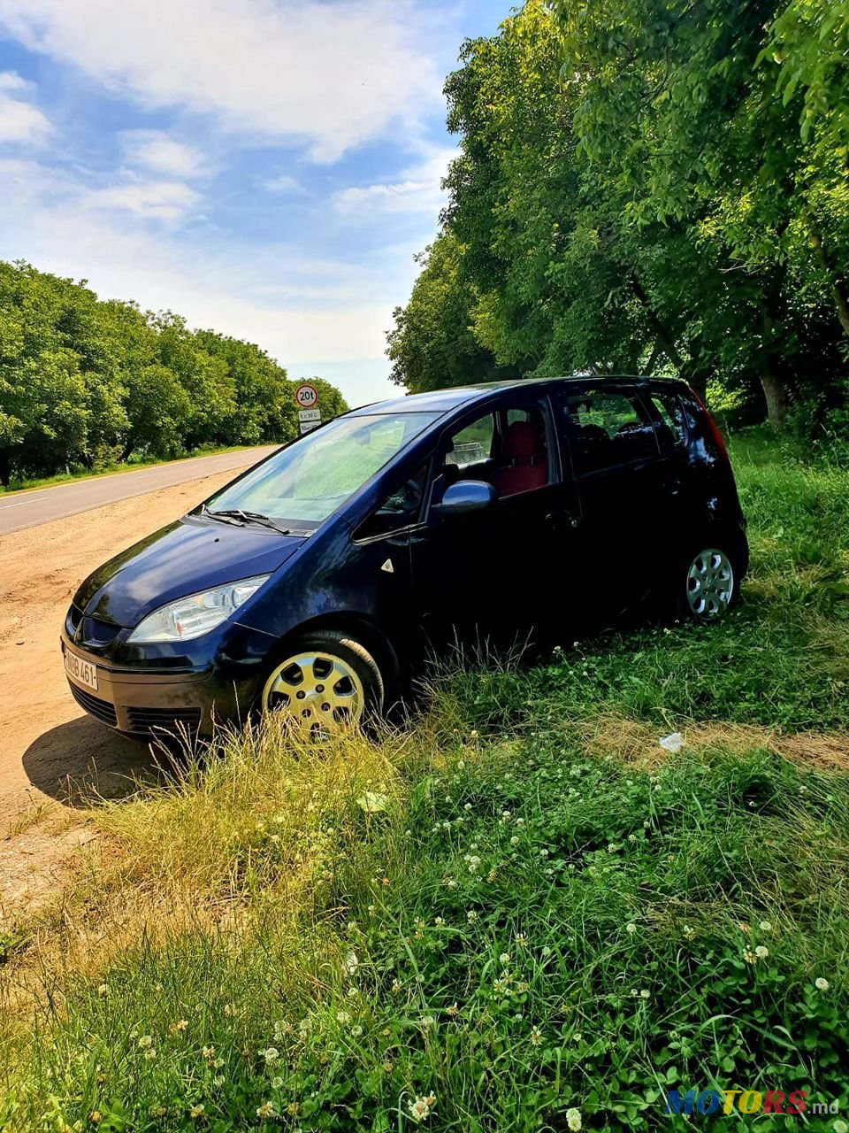 2006' Mitsubishi Colt photo #2