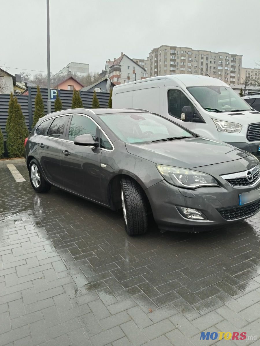 2011' Opel Astra photo #1