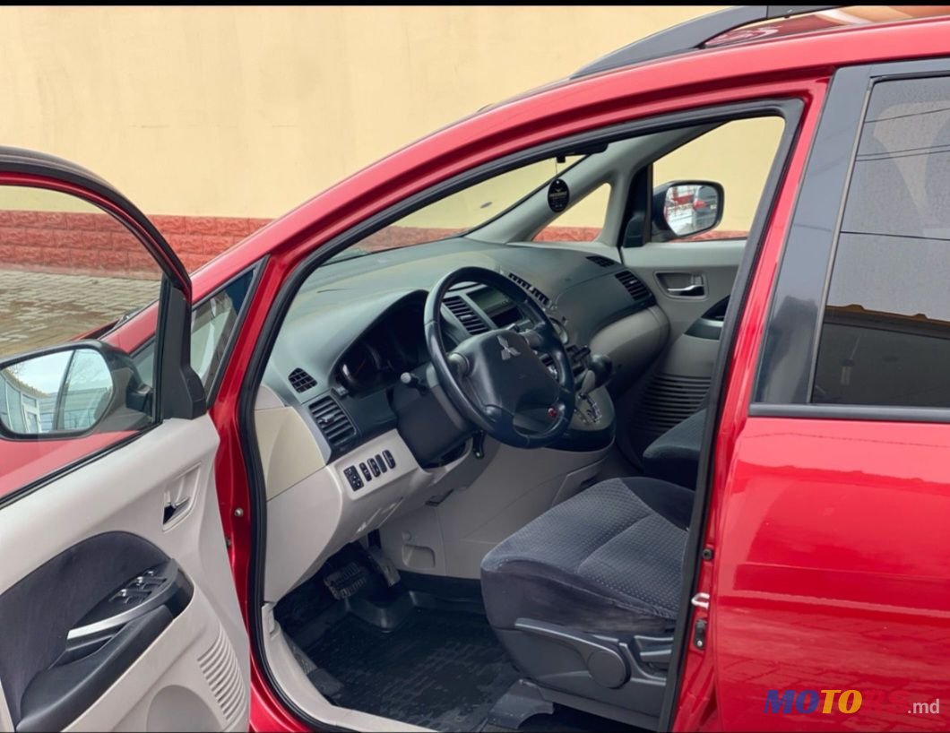 2007' Mitsubishi Grandis photo #5