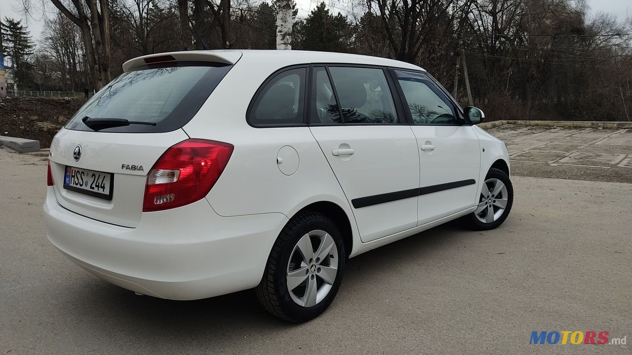 2013' Skoda Fabia photo #2