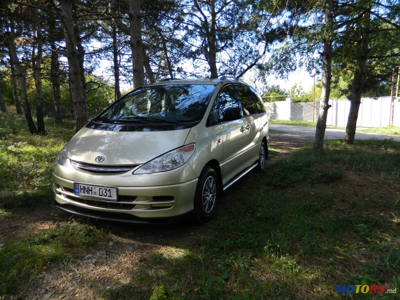 2001' Toyota Previa photo #1