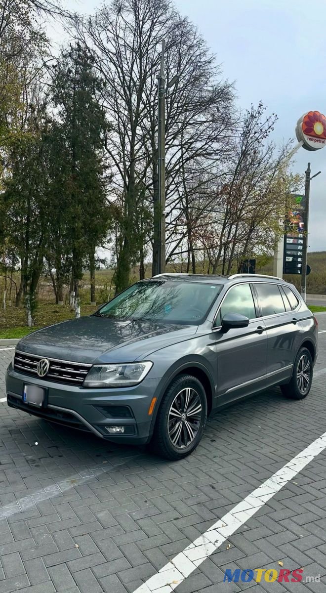 2019' Volkswagen Tiguan photo #2