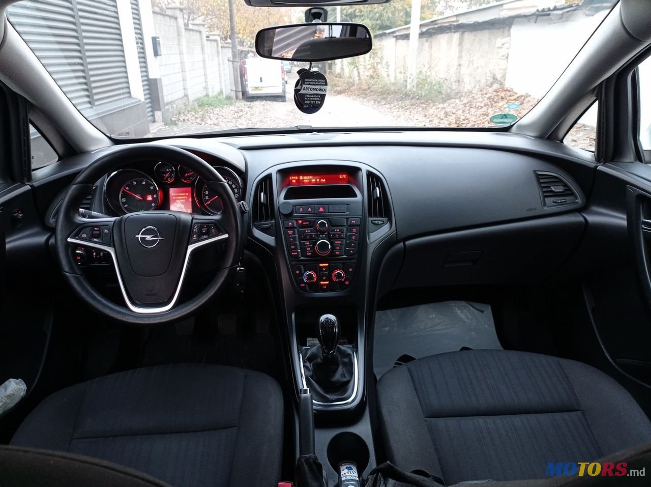 2011' Opel Astra photo #2