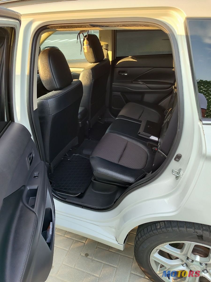 2014' Mitsubishi Outlander photo #2