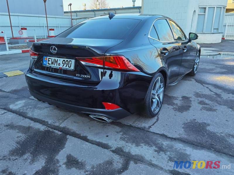 2017' Lexus IS photo #2