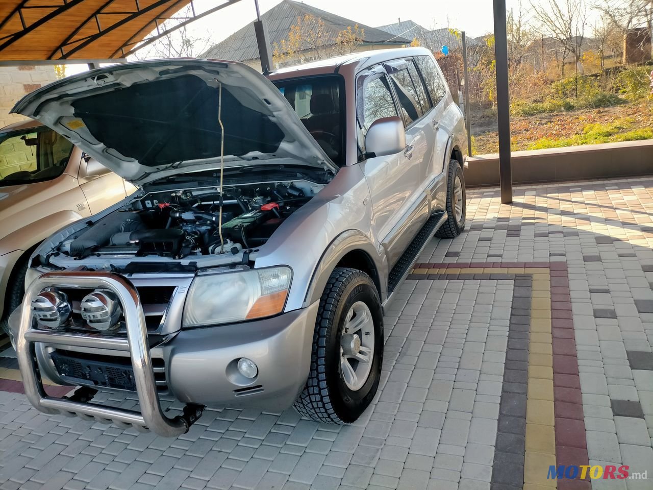 2004' Mitsubishi Pajero photo #2