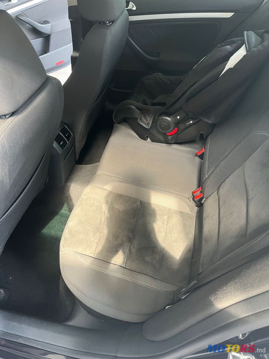 2011' Volkswagen Golf photo #6