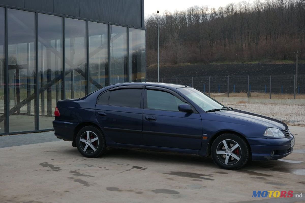 2002' Toyota Avensis photo #2