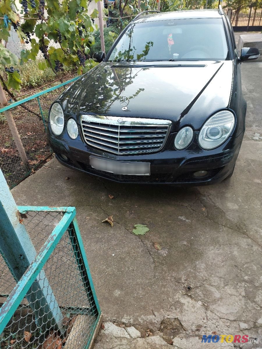 2009' Mercedes-Benz E-Class photo #3