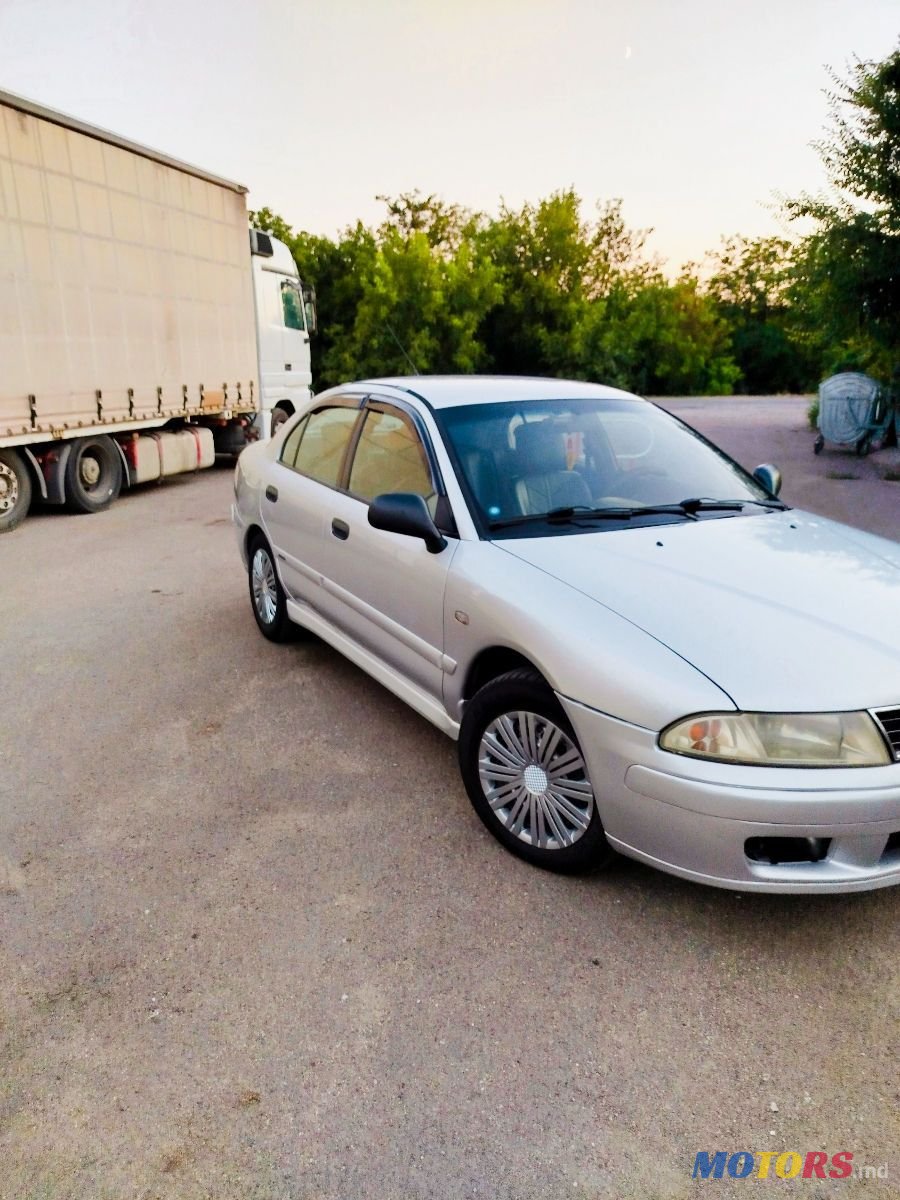 2002' Mitsubishi Carisma photo #5