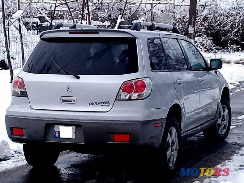 2004' Mitsubishi Outlander photo #5