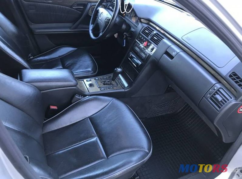 2002' Mercedes-Benz E photo #2