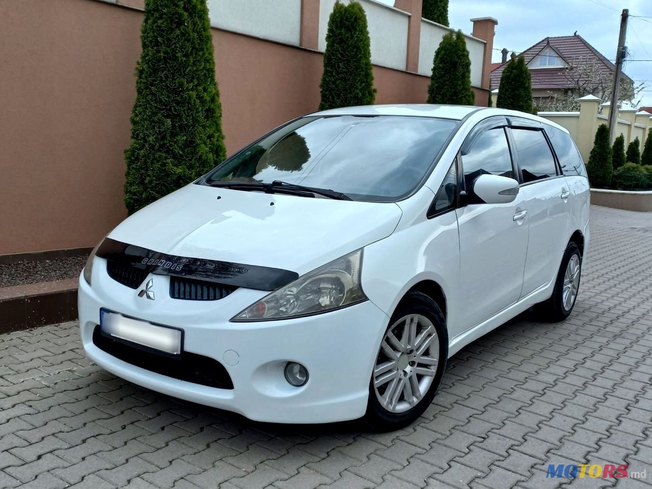 2008' Mitsubishi Grandis photo #1