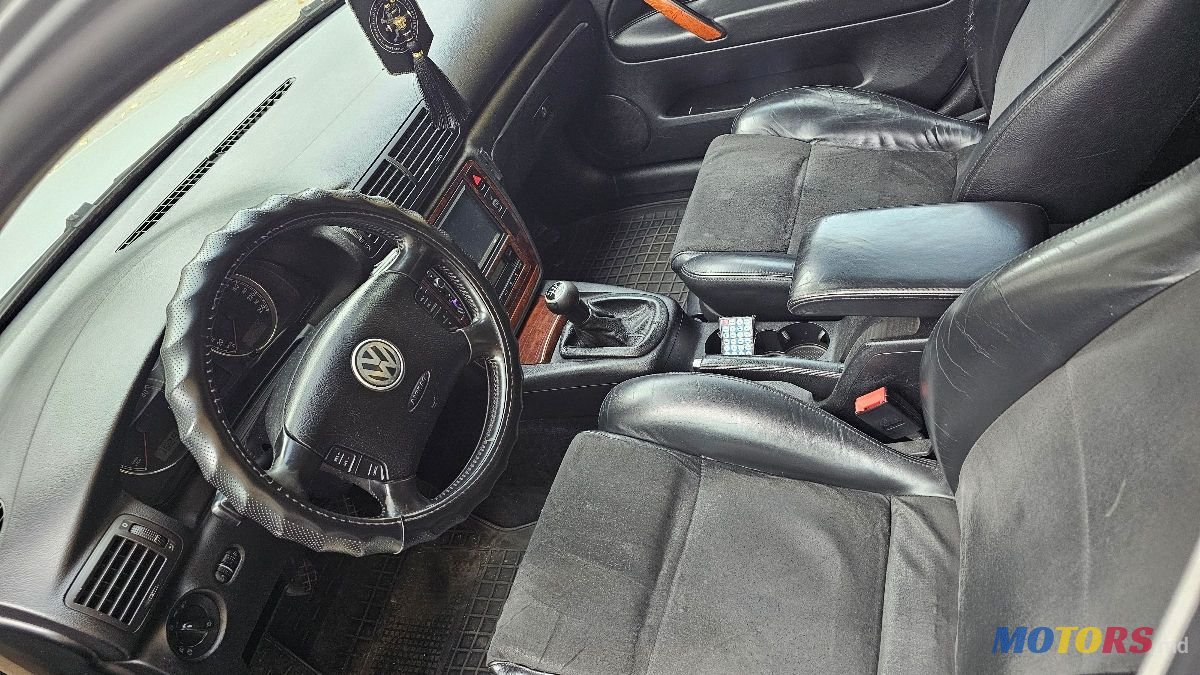 2004' Volkswagen Passat photo #5