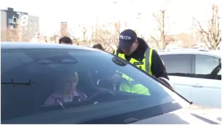 Полиция Кишинева за полчаса выписала 30 штрафов водителям за перевозку детей без автокресел