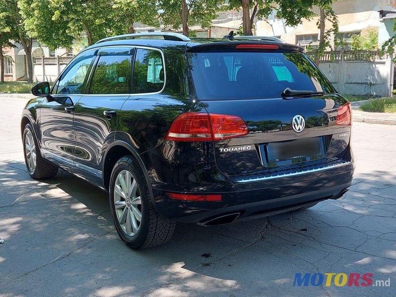 2011' Volkswagen Touareg photo #4