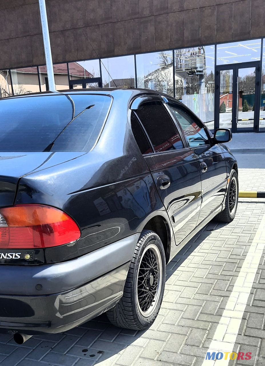 2001' Toyota Avensis photo #2