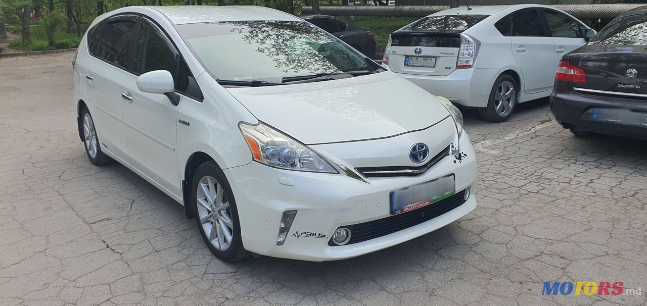 2012' Toyota Prius v photo #2