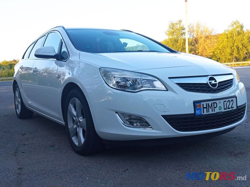 2011' Opel Astra photo #2