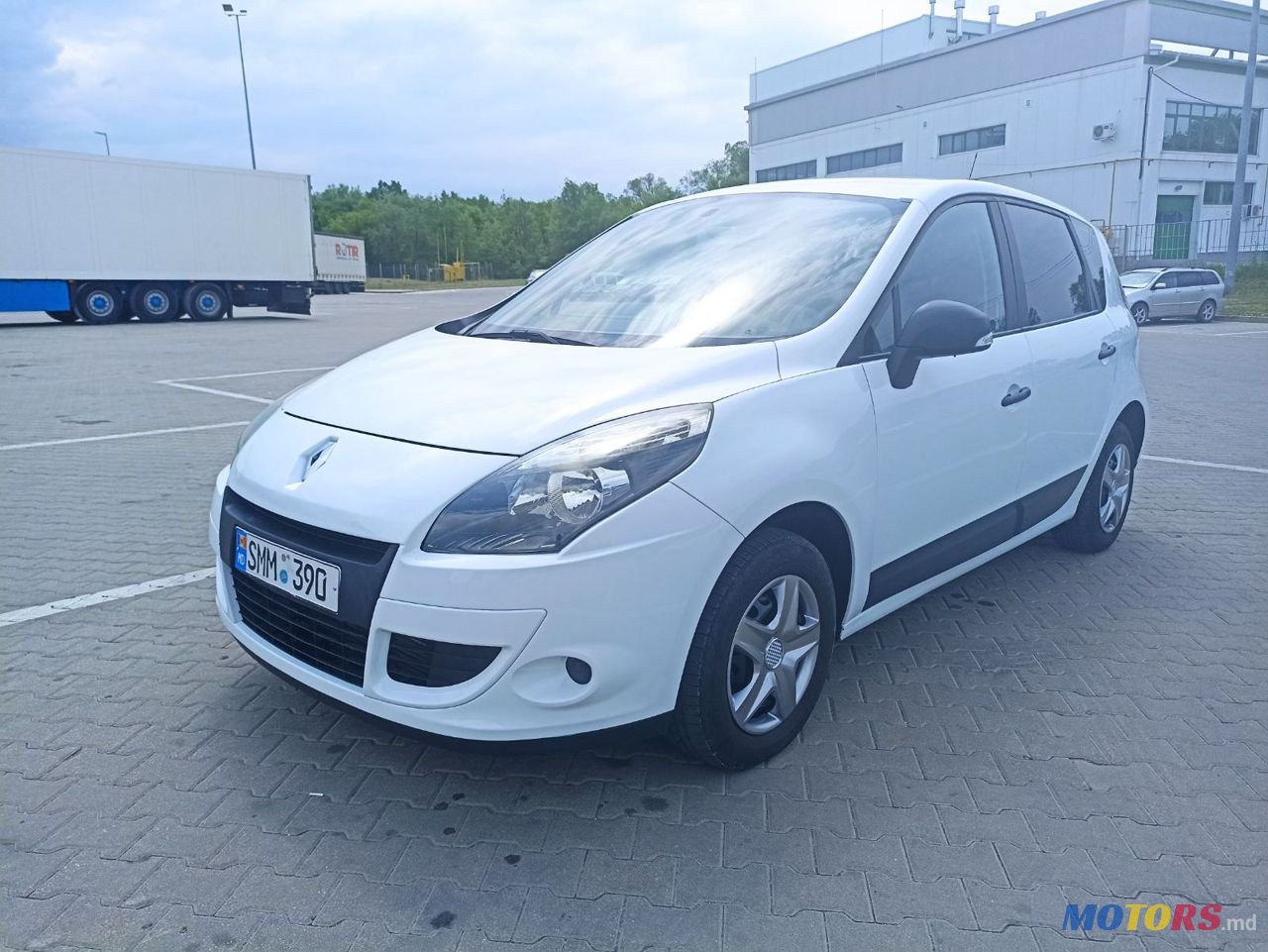 2010' Renault Scenic photo #2