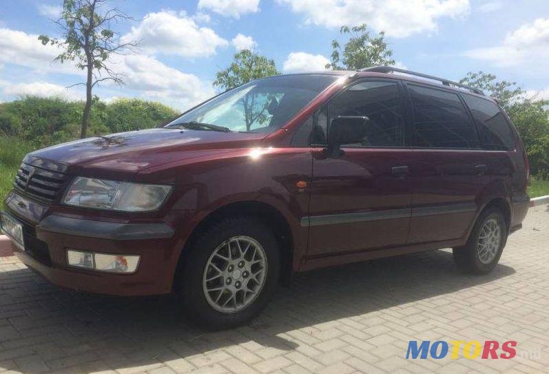 2000' Mitsubishi Space Wagon photo #1