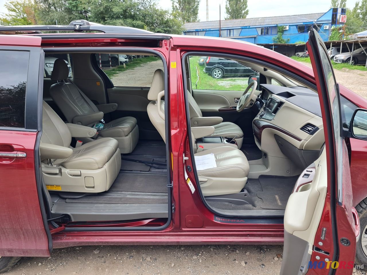 2011' Toyota Sienna photo #6