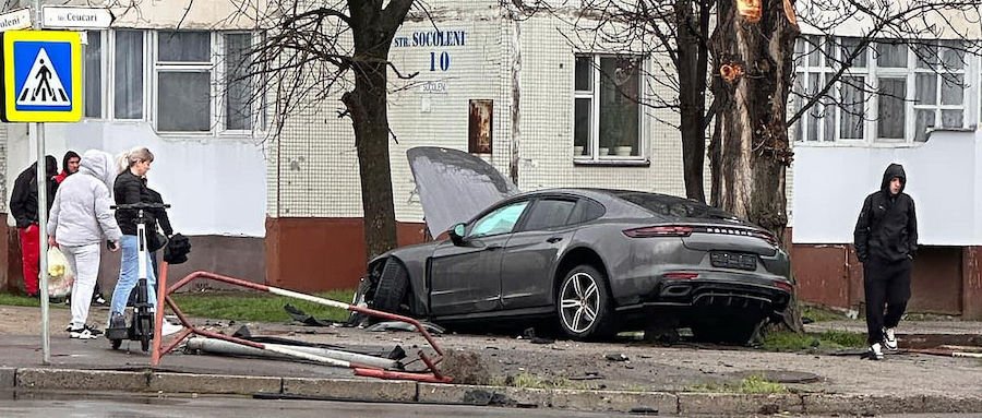 В Кишиневе произошло ДТП: Porsche "вылетел" на тротуар