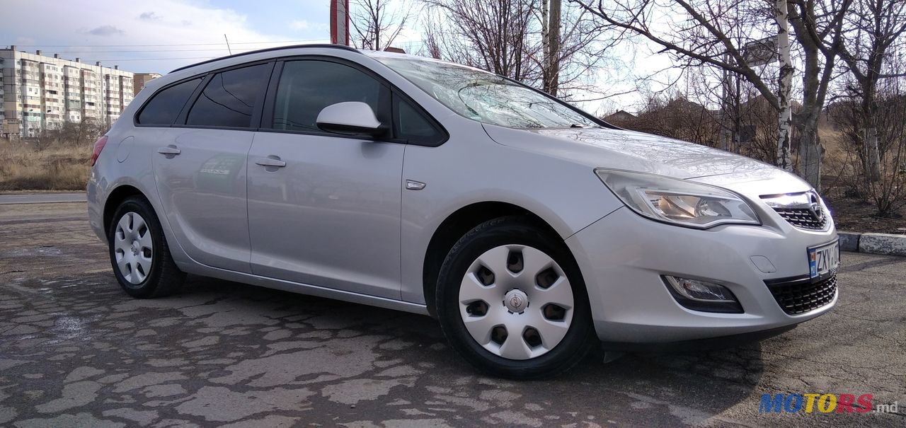 2012' Opel Astra photo #3