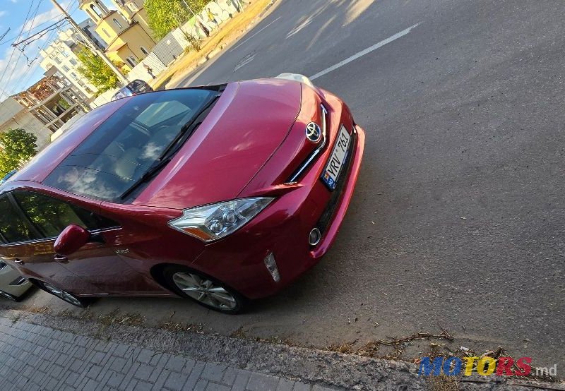 2013' Toyota Prius v photo #1