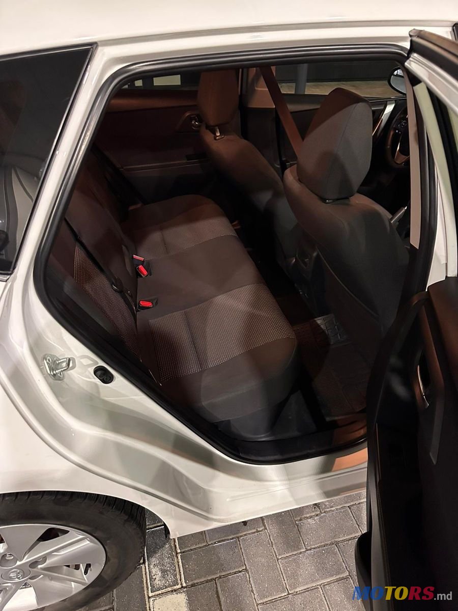 2013' Toyota Auris photo #6