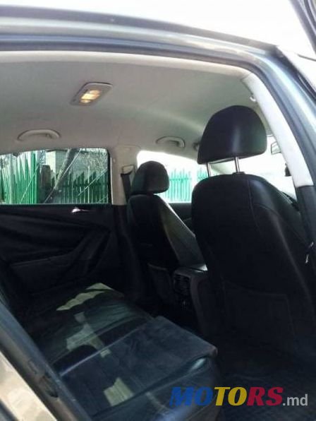 2008' Volkswagen Passat photo #5