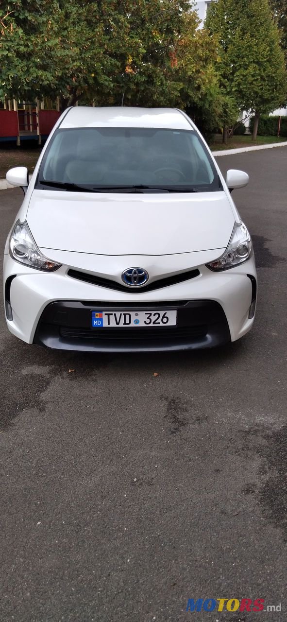 2016' Toyota Prius v photo #1