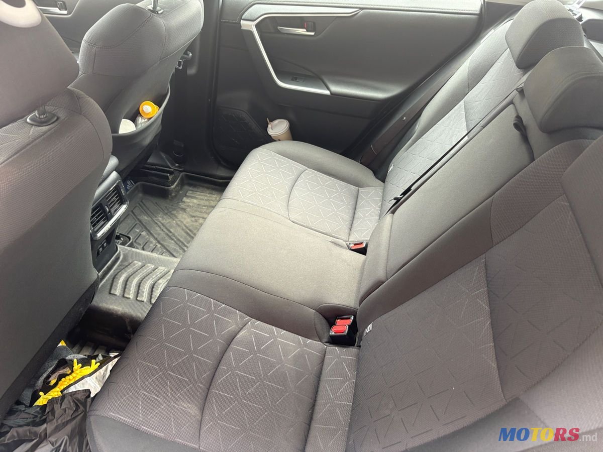 2019' Toyota RAV4 photo #6