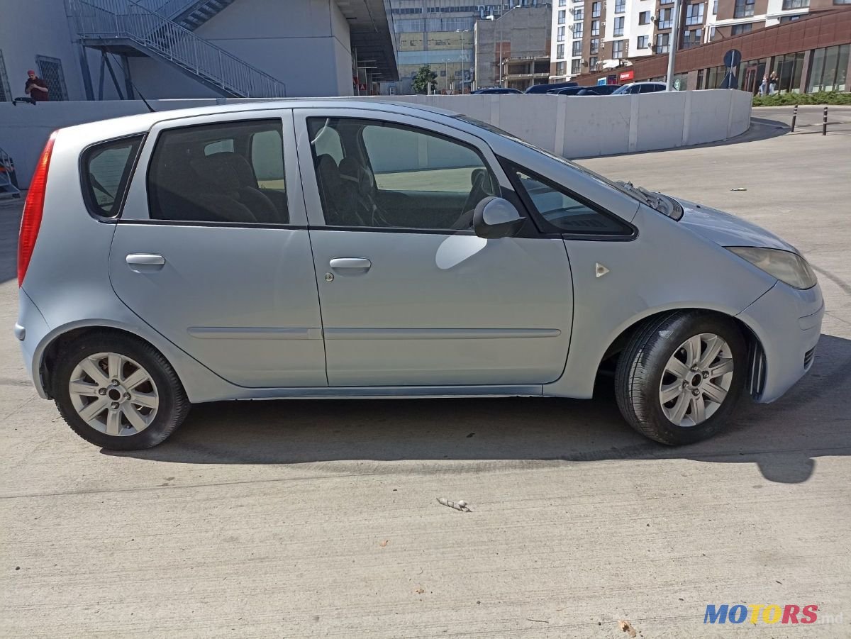2004' Mitsubishi Colt photo #4