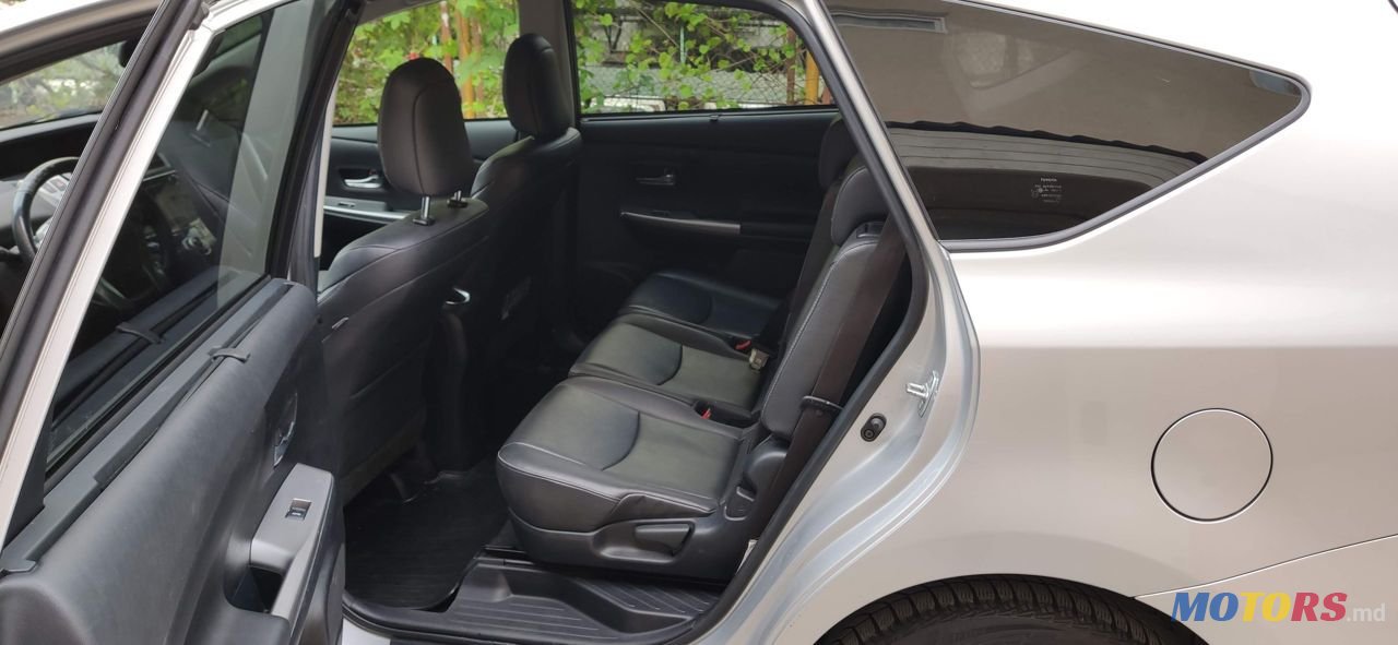 2015' Toyota Prius + photo #2