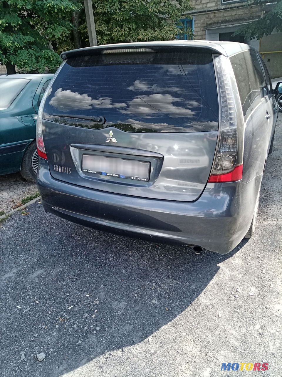 2006' Mitsubishi Grandis photo #2