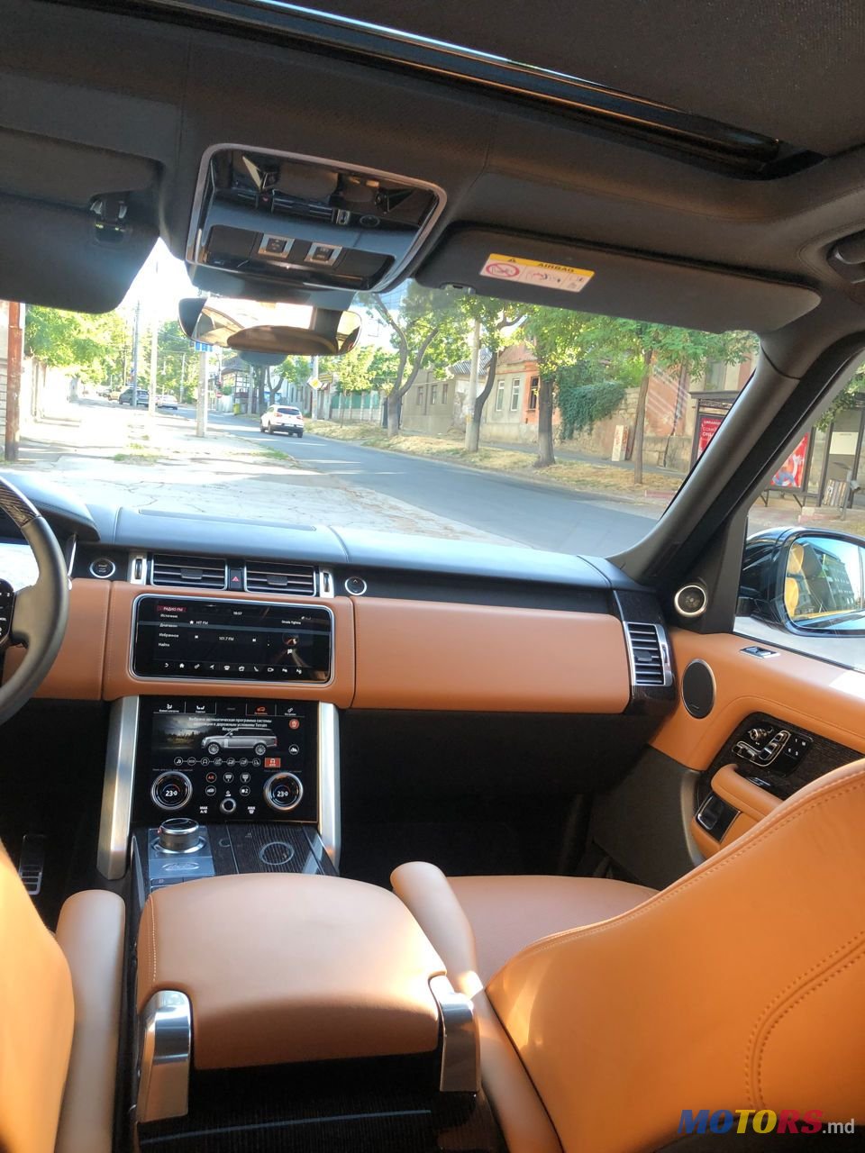 2019' Land Rover Range Rover photo #3