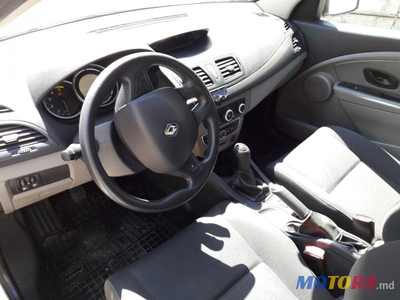 2011' Renault Megane photo #3