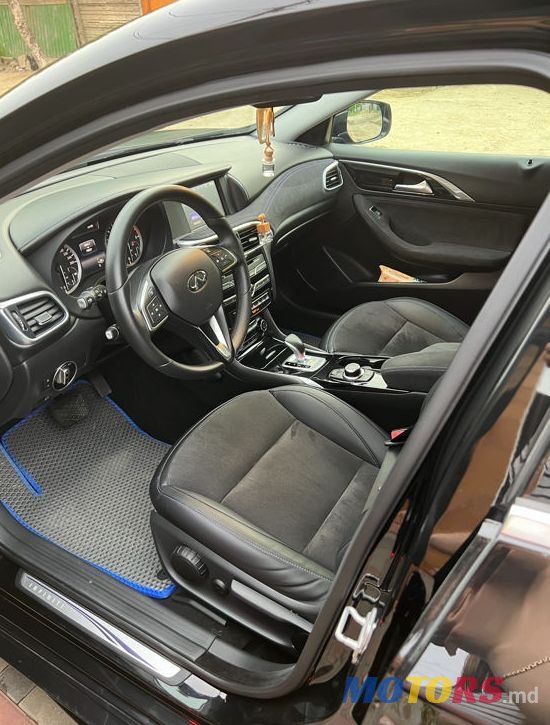 2016' Infiniti Q30 photo #3